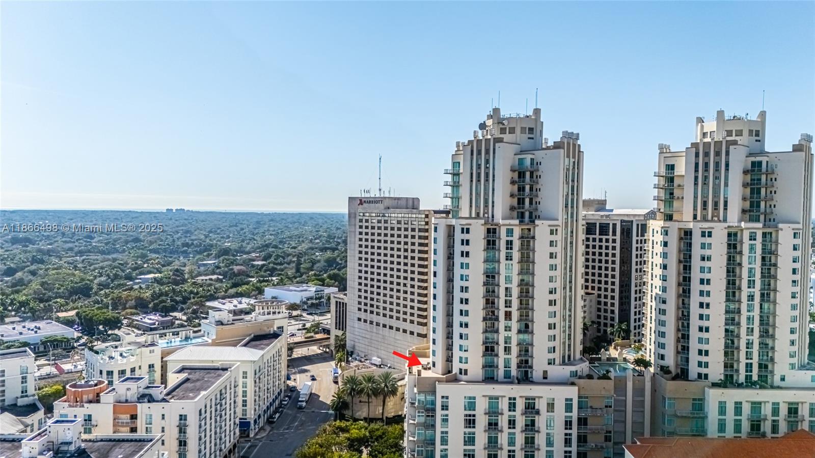 Metropolis at Dadeland Tower I – Exceptional loft-style 1BD/1BA with 845 SF, soaring 13-ft ceilings, and a
beautifully updated, sophisticated bath. Rare convenience of parking directly on the same level as your unit (P1).
Enjoy resort-style amenities—two pools, fitness center, 24/7 concierge, and valet—in a prime location steps from
Dadeland Mall, Metro-Rail, dining, and major highways.
