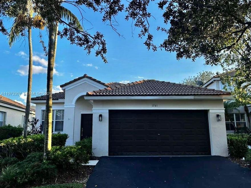 Updated Kitchen!!! Charming 3 bedrooms, 2 bathrooms in desirable Savanna community with a split floorplan, formal living room and
dining area, and an open kitchen with breakfast bar overlooking the family room. Covered and screened patio,
laundry room, and community amenities such as several pools, playground, clubhouse, and more. Conveniently
near highways and top-rated schools.