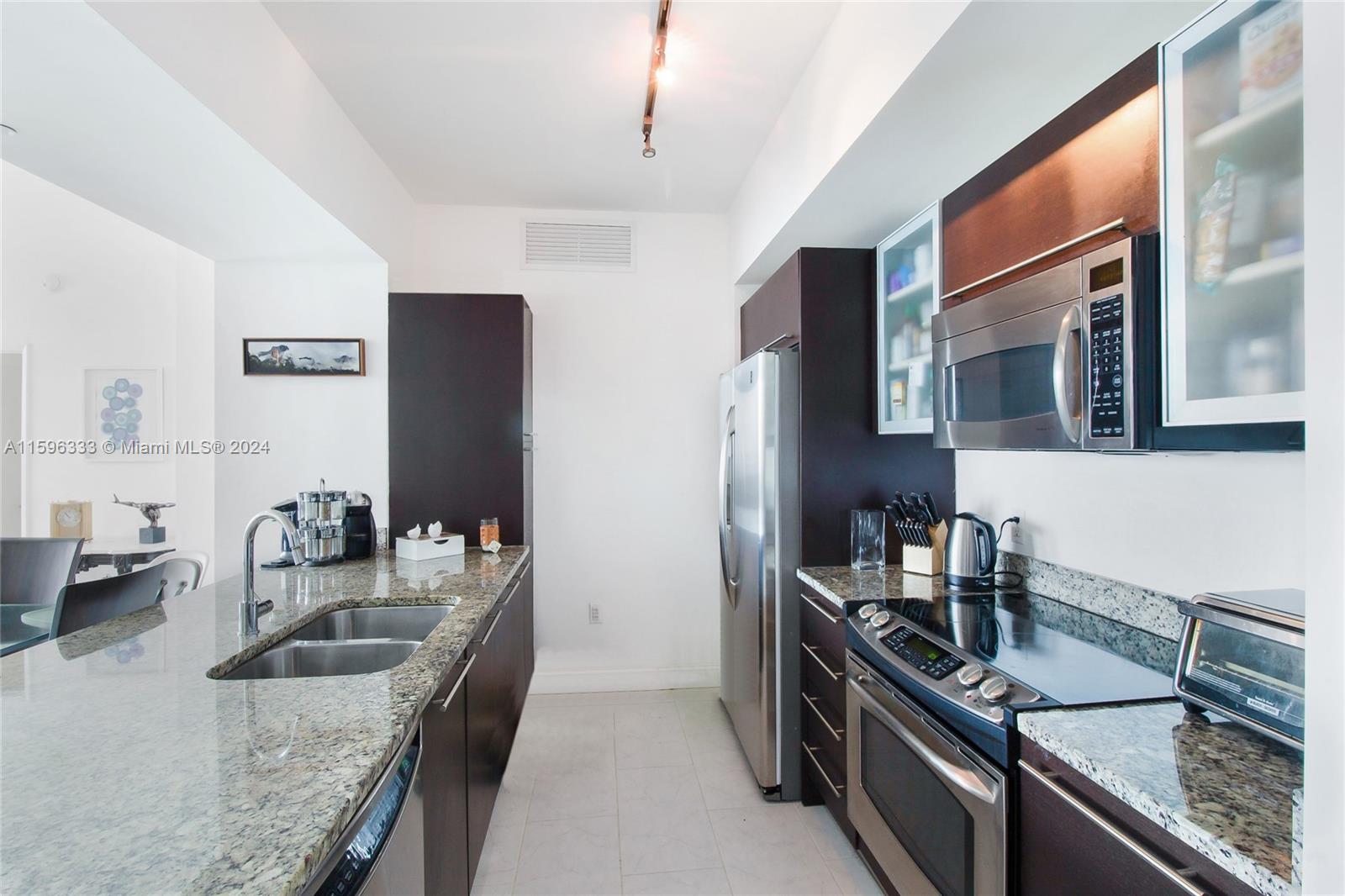 THE PLAZA 851 BRICKELL CO - Residential Lease