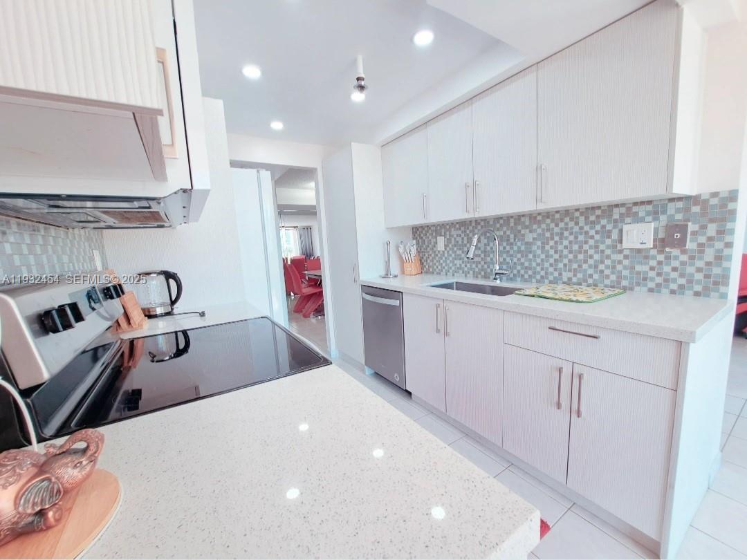 WINSTON TOWERS 600 CONDO - Residential Lease