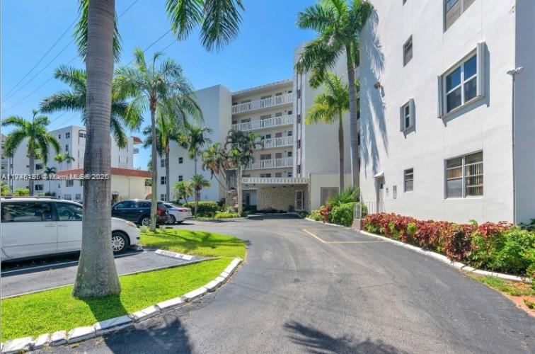 Beautiful and cozy apartment with a large bedroom and 1.5 bathrooms, with a renovated kitchen, balcony, and large closets. You will also have the laminate flooring ready to be installed on the property. The condominium has a gym, pool, and clubhouse. Excellent opportunity, in an area close to restaurants, shops, and other businesses.