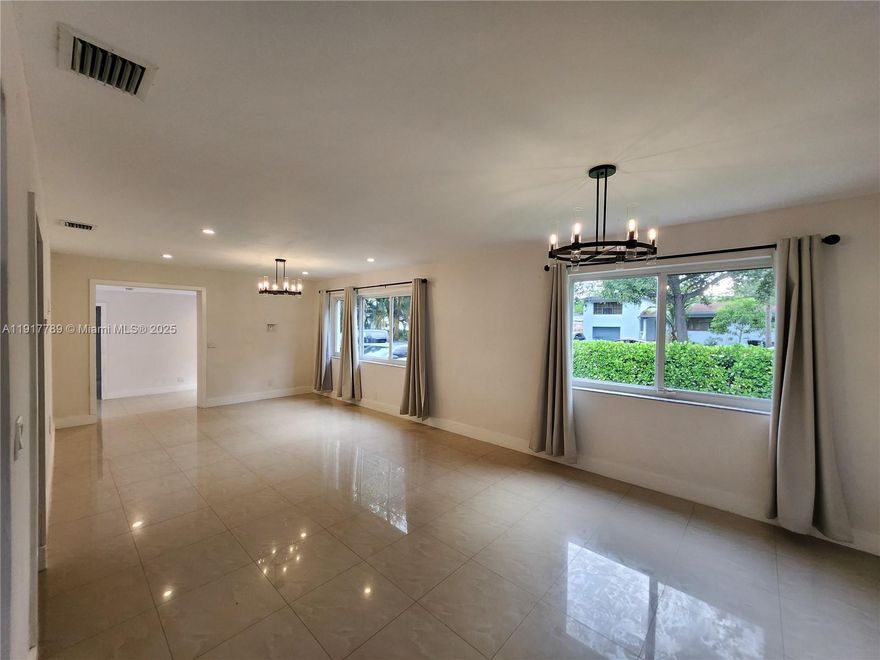 Beautiful house available for rent, featuring a modern design and a spacious kitchen. It has 4 bedrooms, 2 bathrooms, elegant porcelain floors, and a large, fully fenced garden. Located in a prime area, very close to shopping centers and restaurants.