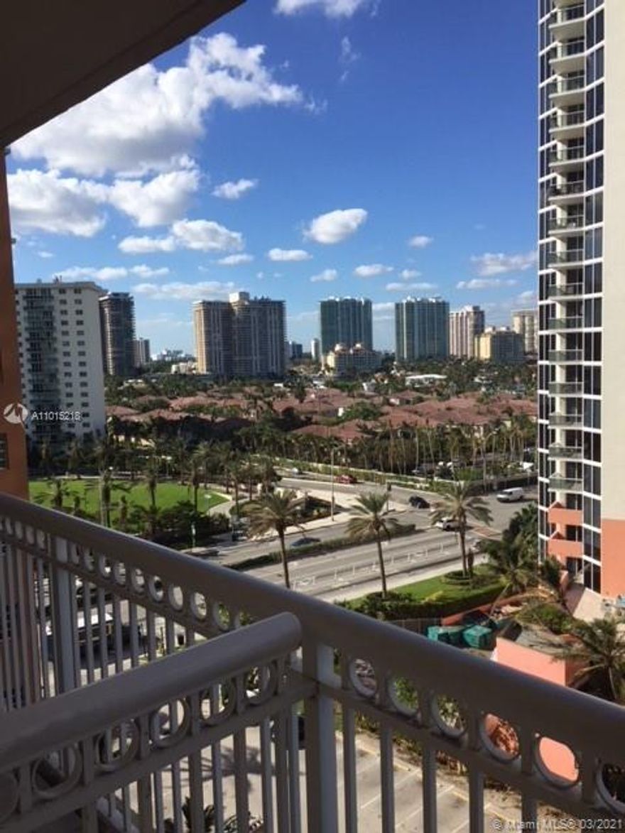 BEAUTIFULE PARTIAL VIEW OF THE OCEAN AND THE CITY.
