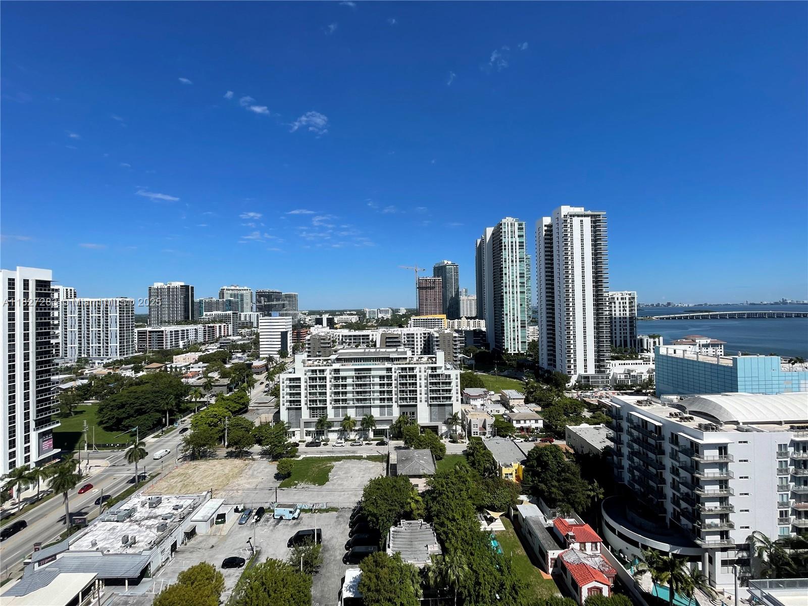 GORGEOUS 1 BED + DEN - 1 BATH Apartment at Gallery Art with beautiful Bay Views. Gallery Art is a
contemporary, cutting age building inspired by the Arts. Unit Features marble floors, walk-in closets, contemporary
Italian Kitchen with Stainless Steel Appliances, a Master Bath with Italian Cabinetry and Natural Stone countertops.
Amenities include Pool, Spa, Lounge Area, Gym, Art Exhibit Area, Clubhouse, Concierge, Etc.