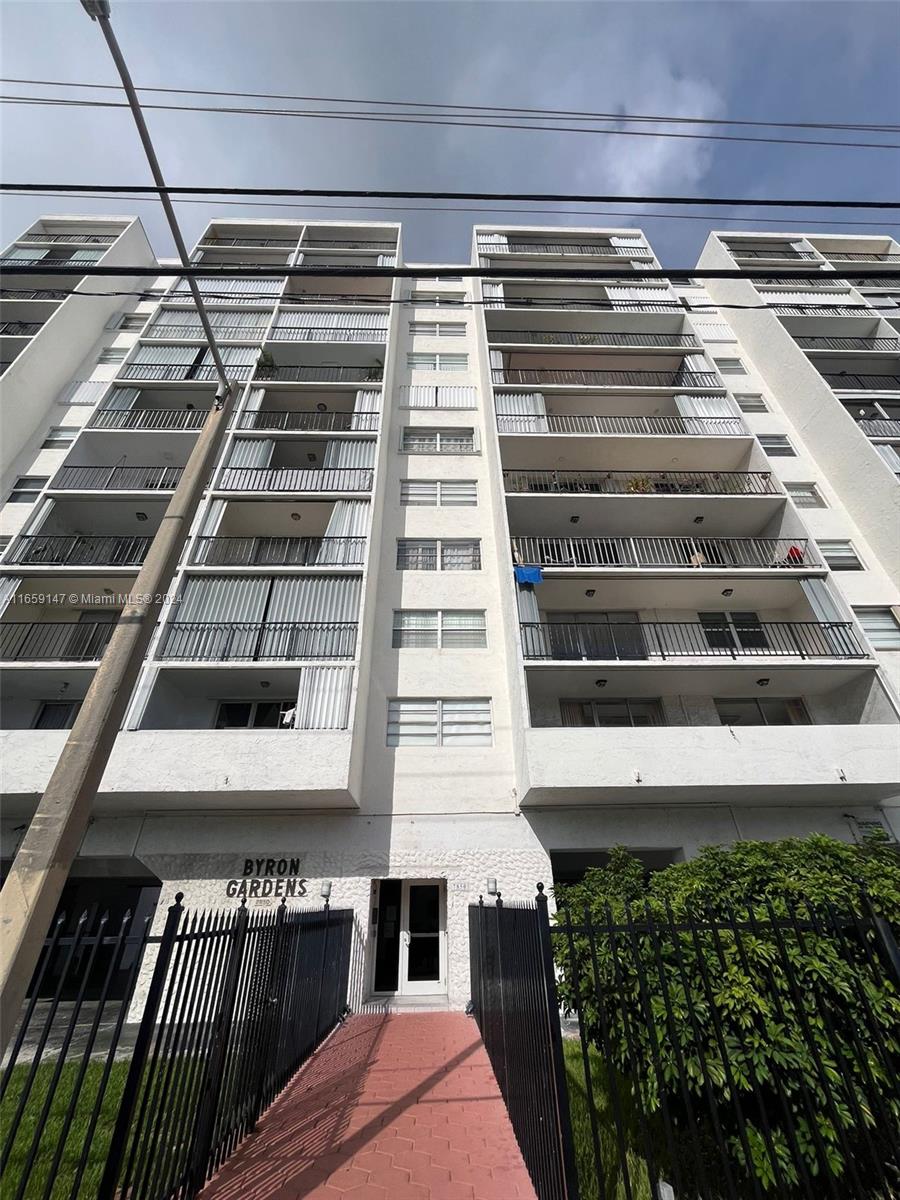 Welcome to this beautifully renovated 1B/1.5B apartment, just 3 blocks from the Beach! Kitchen: Recently updated with new appliances and custom cabinetry. Living Open-concept layout with fresh paint, new flooring, and abundant natural light. Ideal for entertaining and relaxing. Bedroom spacious room with closet space and brand-new flooring. One parking space, community pool and laundry room. Close to local shops, Restaurants and public transportation. Good For Investment.
Showings 24 hours Notice.