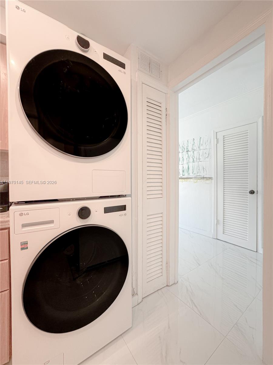 CRANDON TOWER CONDO - Residential