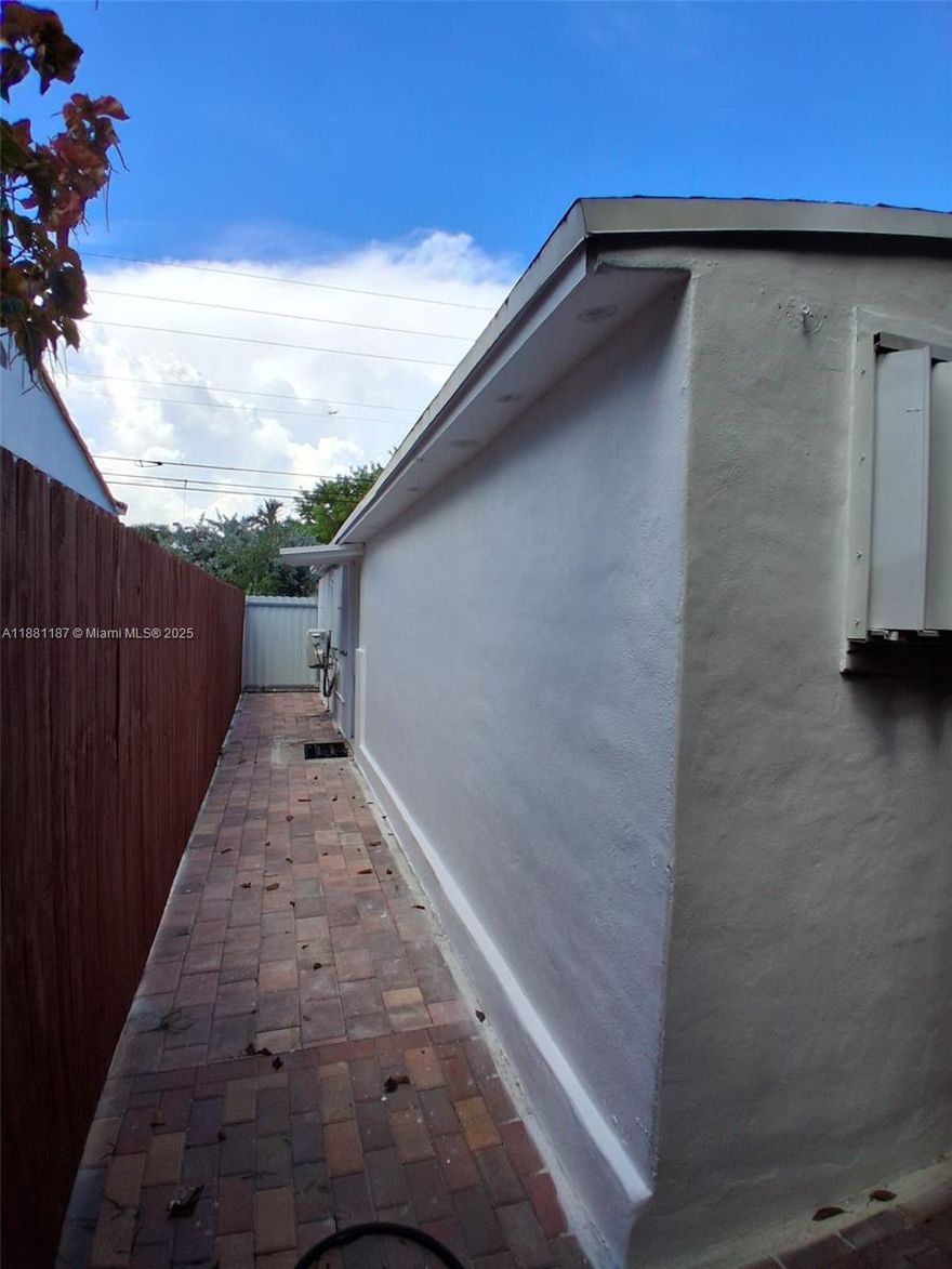 Remodeled single-family home featuring a spacious patio with fruit trees and a separate apartment ideal for rental income. The property includes a modern kitchen and is conveniently located near major expressways, Coral Gables, Calle 8, restaurants, and numerous commercial centers.