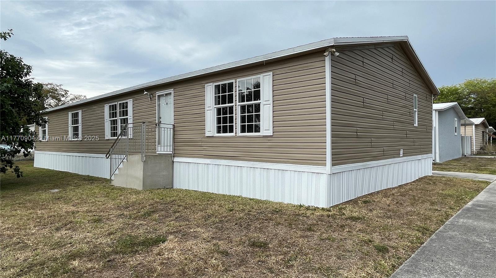 21431 Nw 3rd St -, Pembroke Pines, Miami-Dade County, Florida - 4 Bedrooms  
2 Bathrooms - 