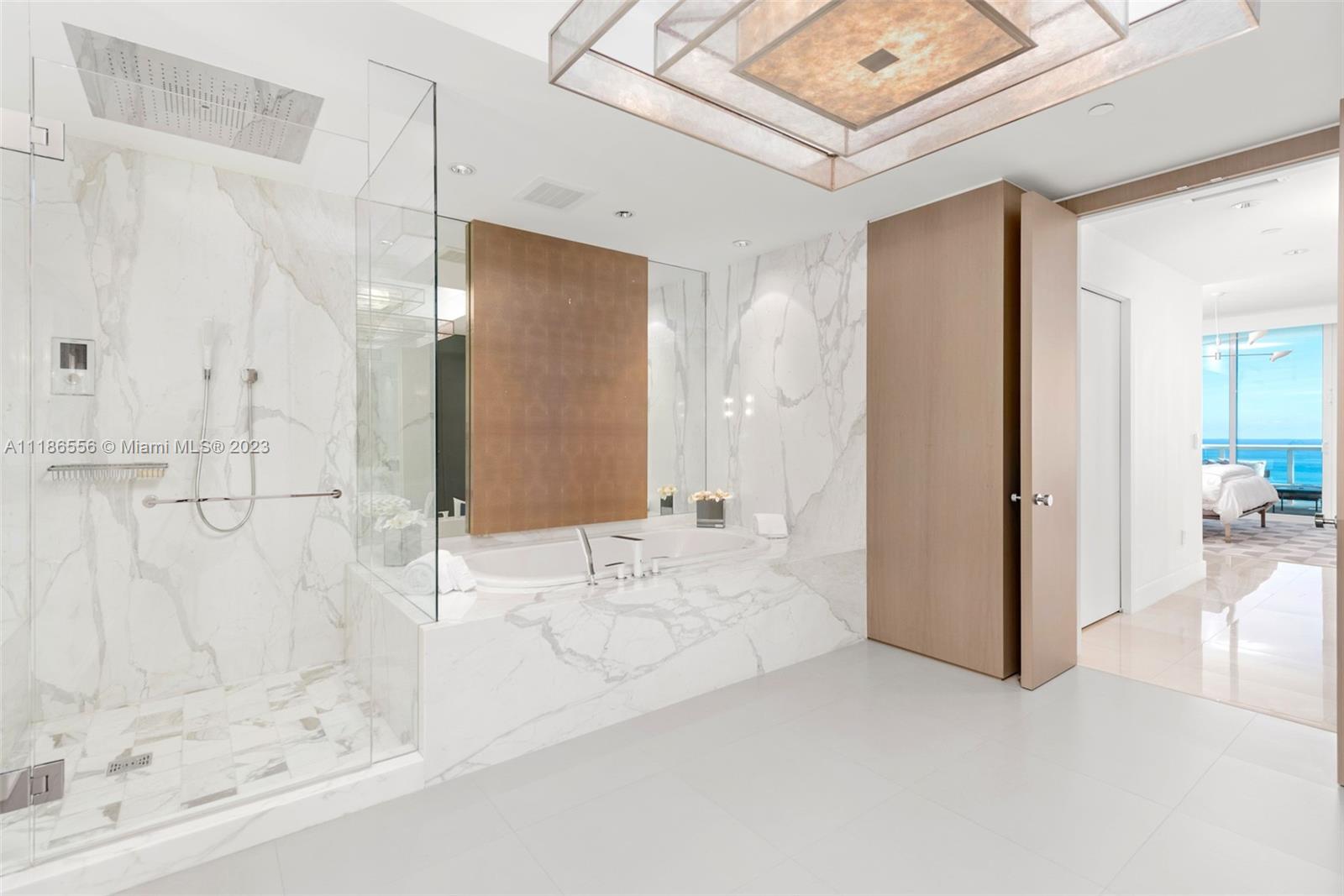 CONTINUUM ON SOUTH BEACH - Residential