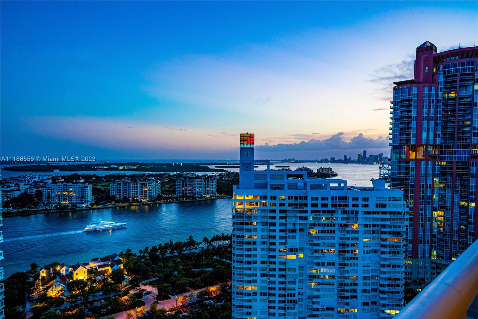 CONTINUUM ON SOUTH BEACH - Residential