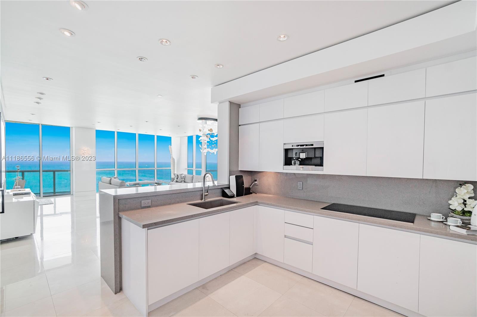 CONTINUUM ON SOUTH BEACH - Residential