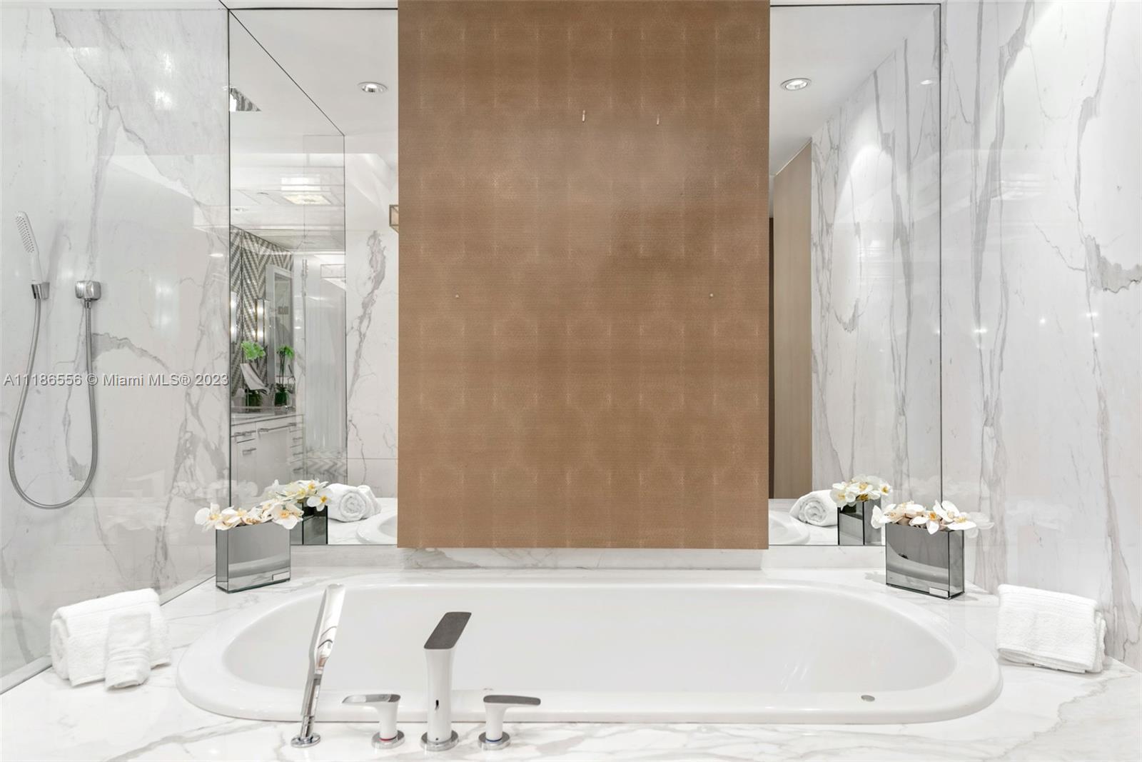 CONTINUUM ON SOUTH BEACH - Residential