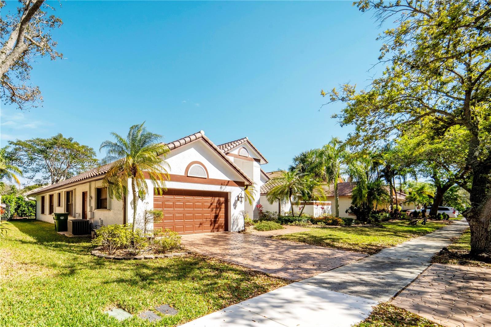 Property for Sale at 1068 Twin Branch Ln Ln, Weston, Broward County, Florida - Bedrooms: 4 
Bathrooms: 3  - $1,049,000