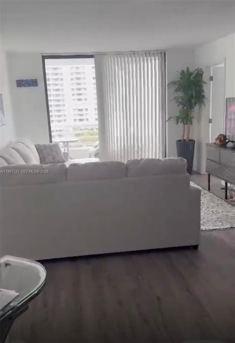 3300 NE 192nd St 906