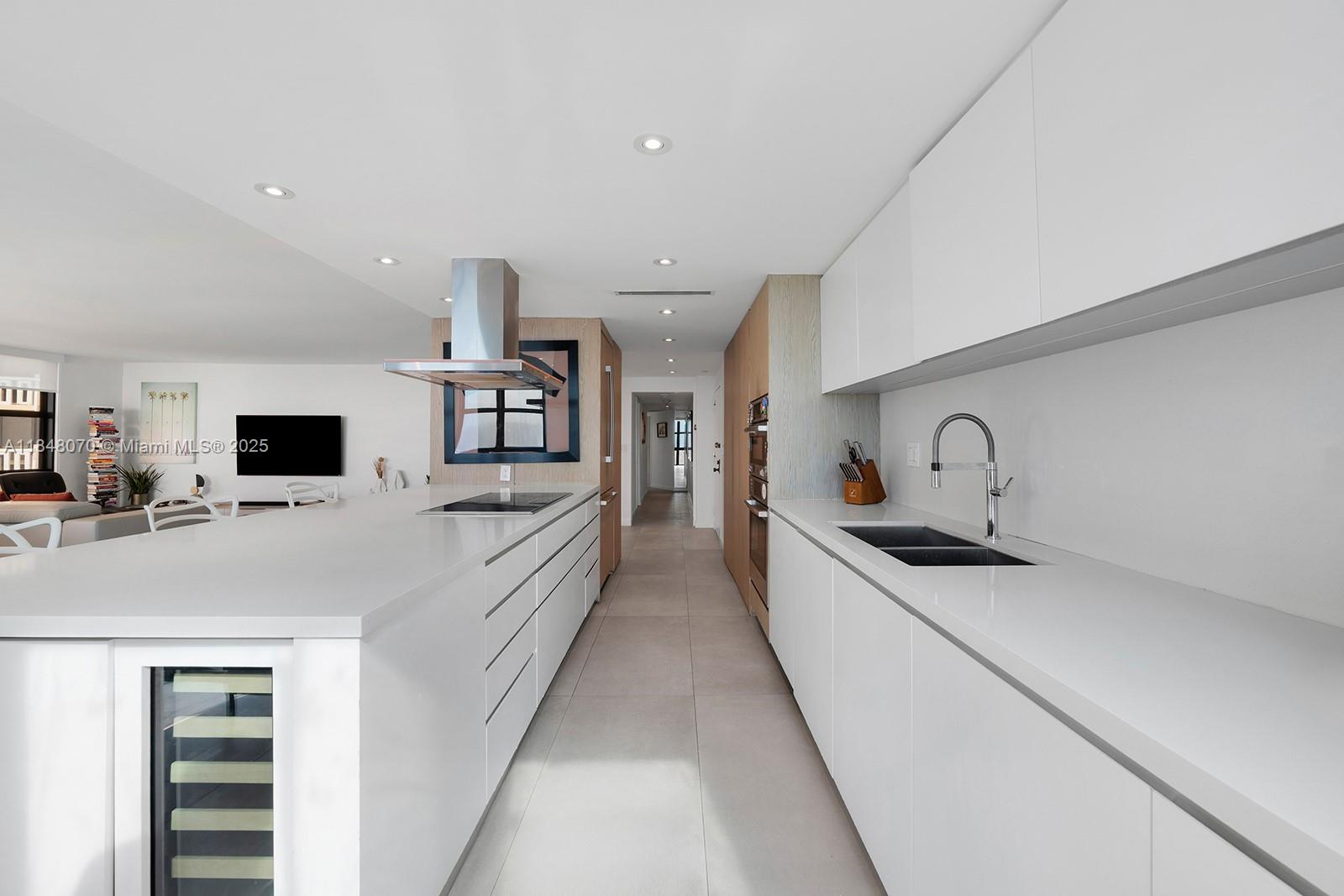 TOWERS OF KEY BISCAYNE CO - Residential Lease