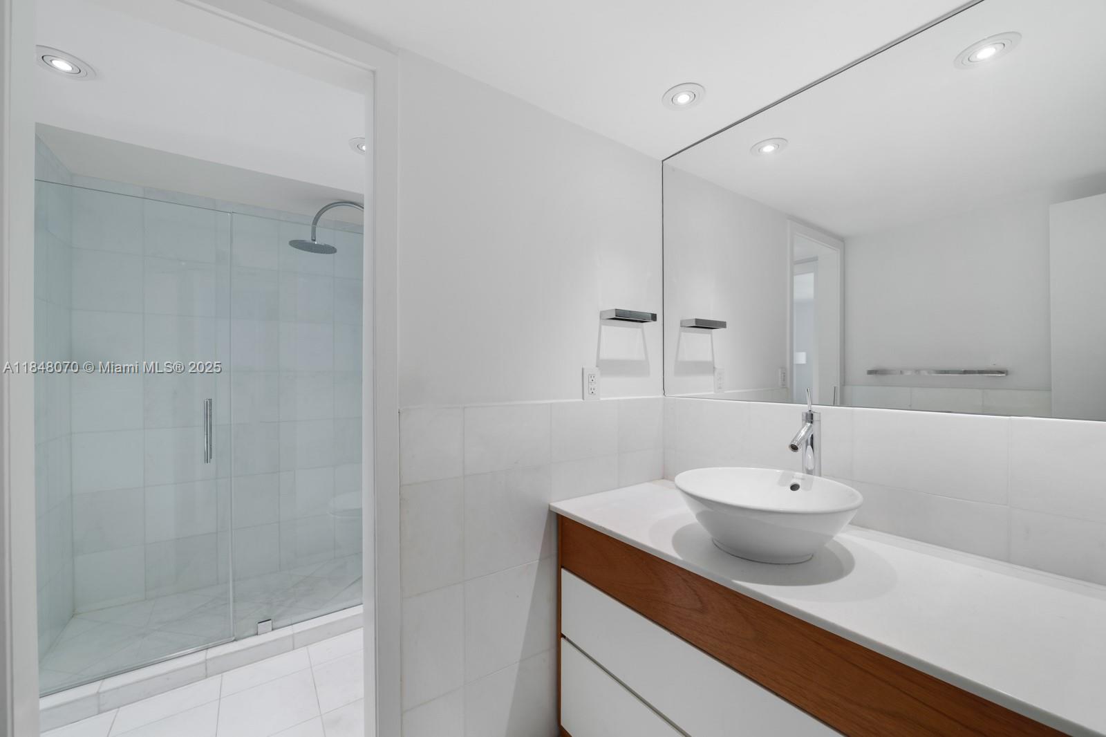 TOWERS OF KEY BISCAYNE CO - Residential Lease