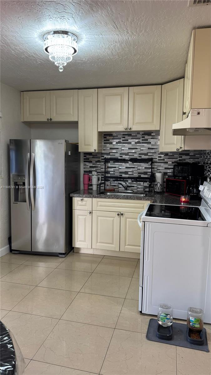 BROADVIEW COUNTRY CLUB ES - Residential