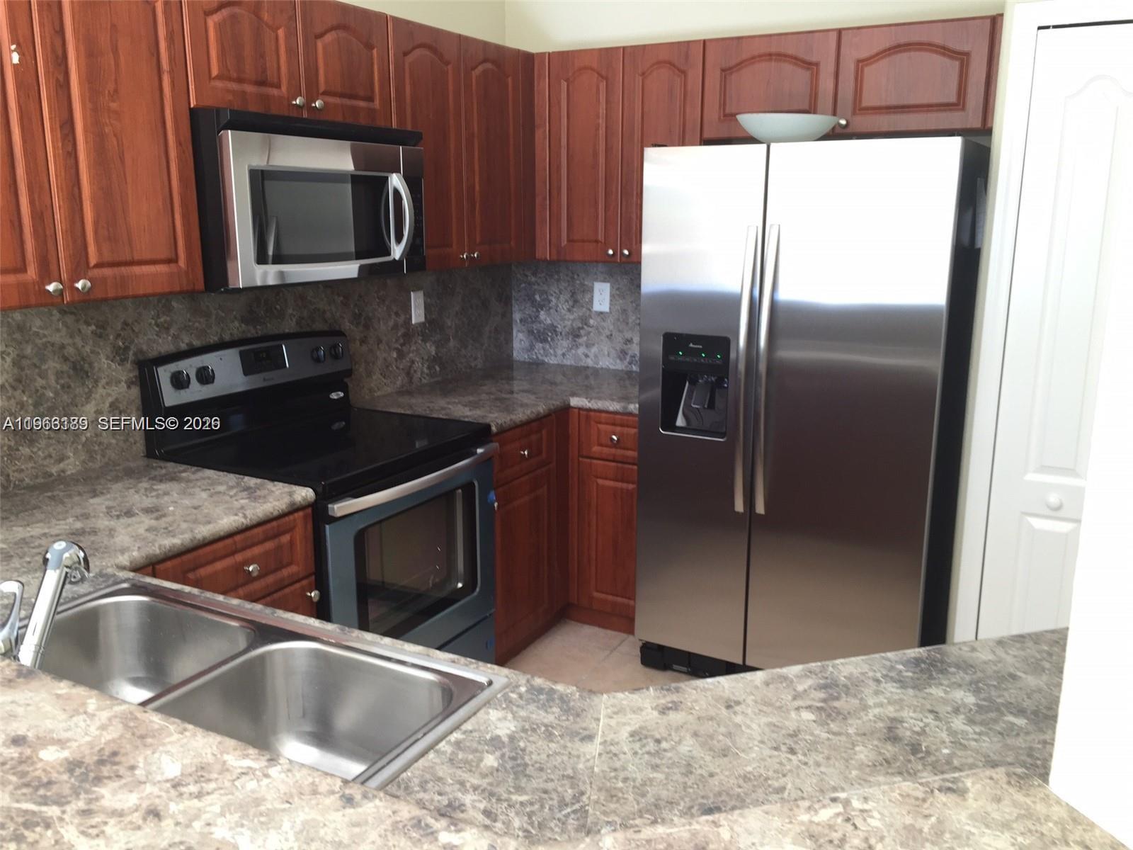 GRAND LAKES PHASE III - Residential Lease