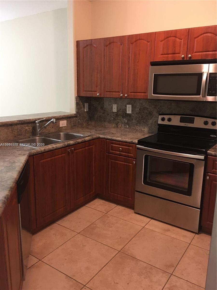 GRAND LAKES PHASE III - Residential Lease