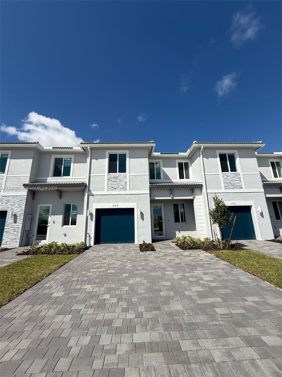 Rental Property at 663 Se 13th St Cir, Homestead, Miami-Dade County, Florida - Bedrooms: 3 
Bathrooms: 4  - $2,900 MO.