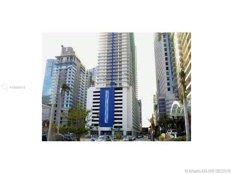 LOCATION!! THE CLUB AT BRICKELL!! IN THE HEART OF BRICKELL WITH THE BEST VIEW OF THE BUILDING!! SPECTACULAR CORNER UNIT, ITALIAN KITCHEN, WRAP BALCONY, 2/2 PLUS INCREDIBLE DEN WITH QUEEN SIZE MURPHY BED, WALKING DISTANCE OF THE BEST RESTAURANTS AND BRICKELL CITY CENTRE. CALL NOW!