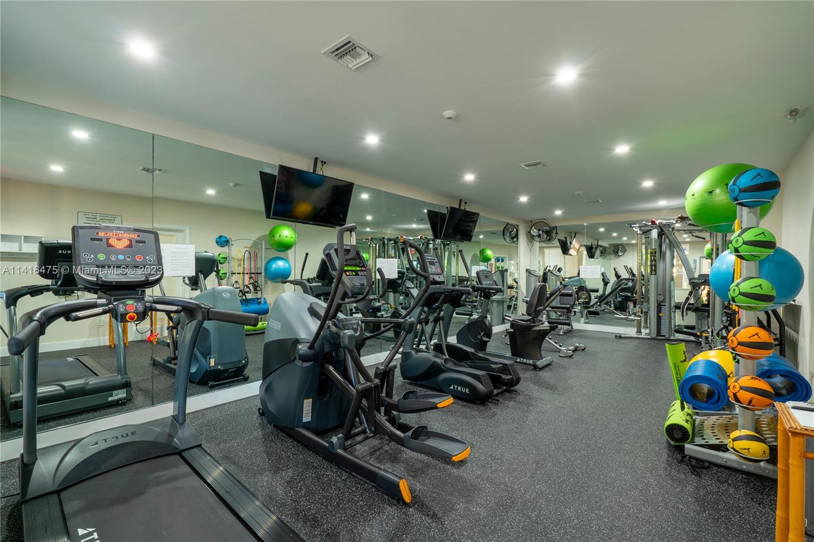 ROYAL HARBOUR YACHT CLUB - Residential