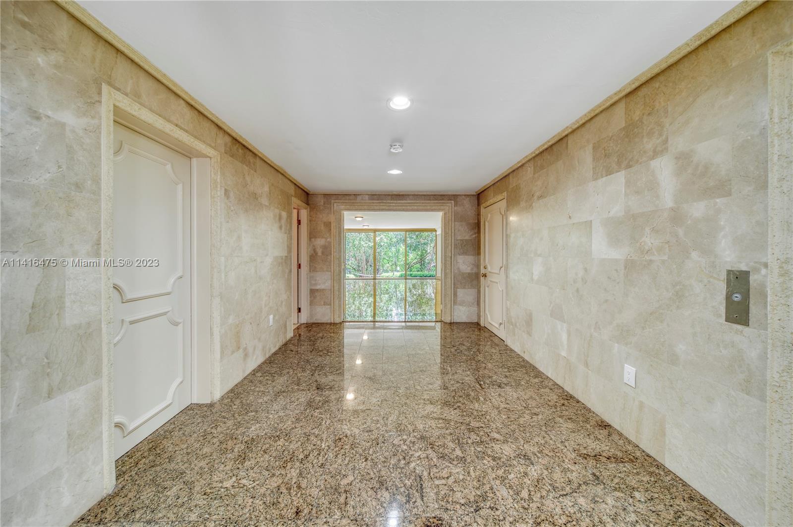 ROYAL HARBOUR YACHT CLUB - Residential