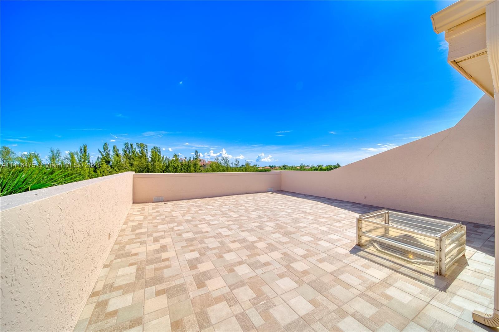 ROYAL HARBOUR YACHT CLUB - Residential