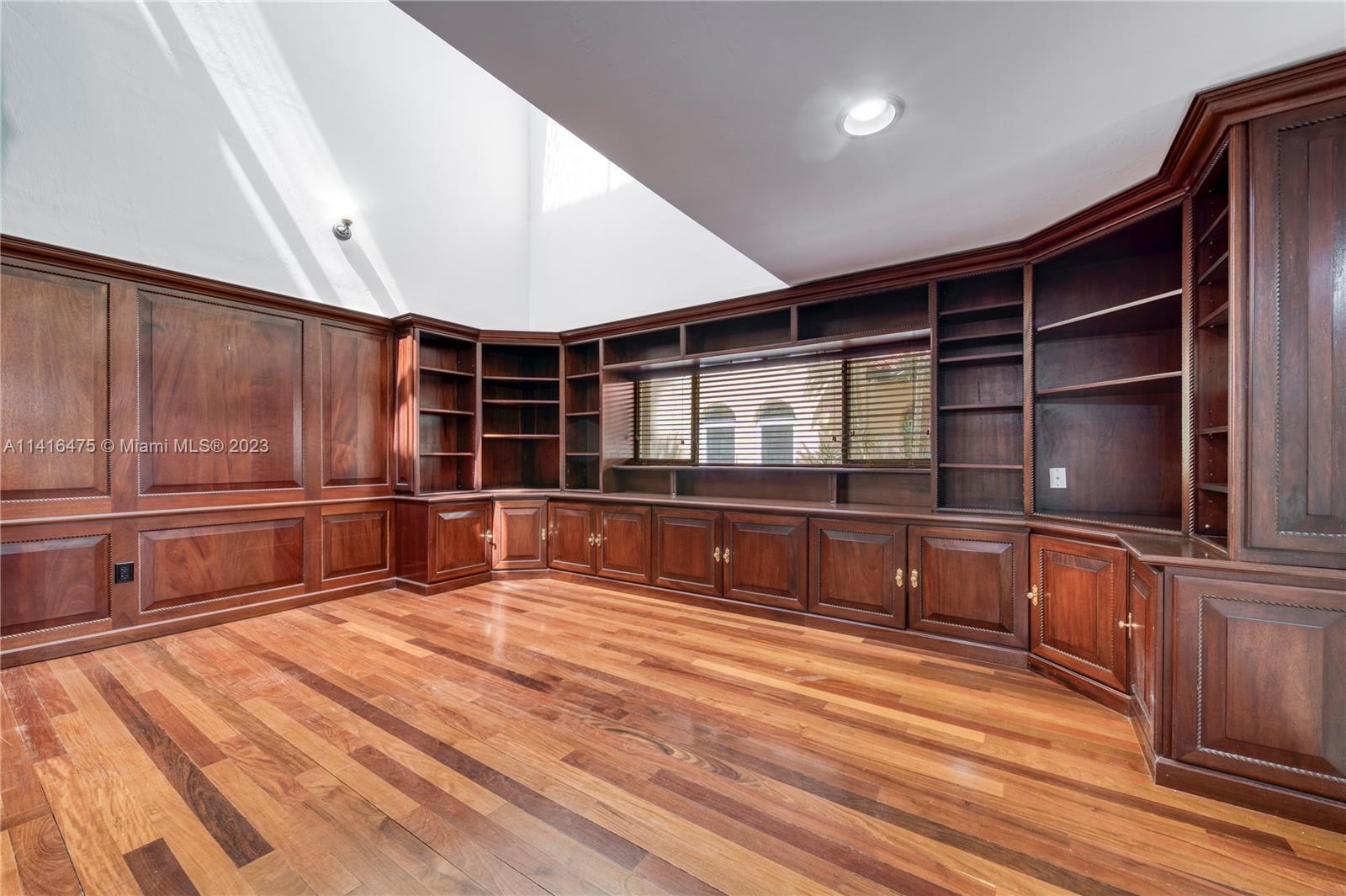 ROYAL HARBOUR YACHT CLUB - Residential