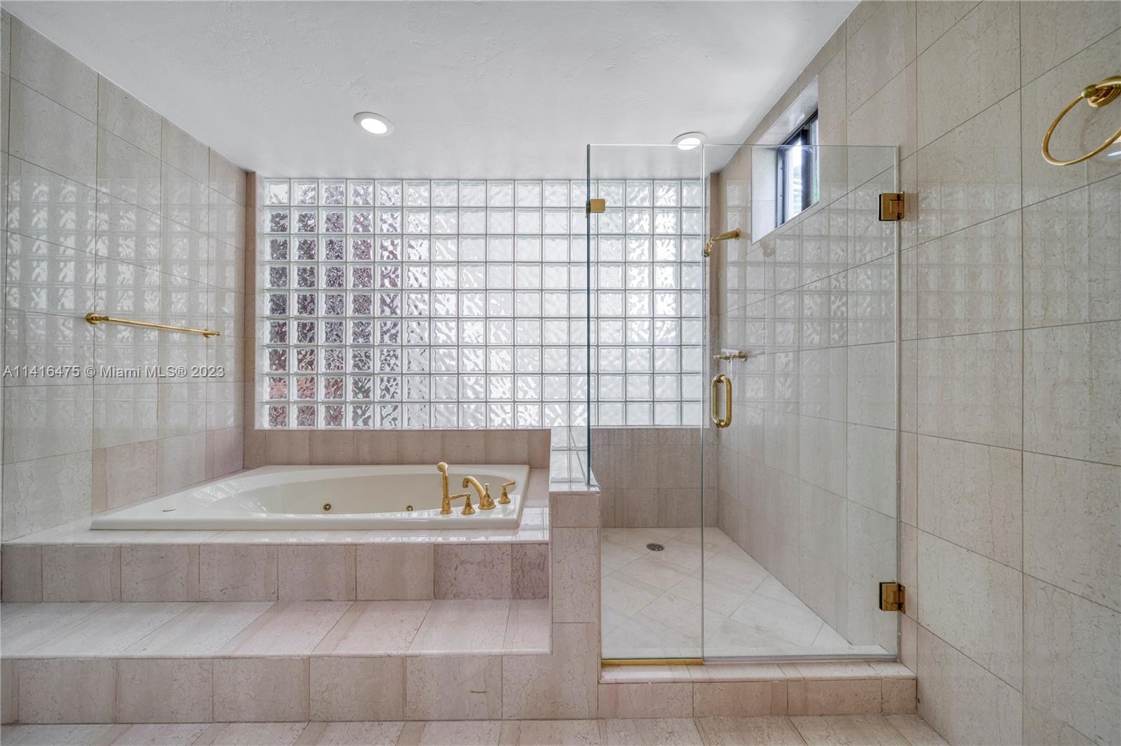 ROYAL HARBOUR YACHT CLUB - Residential