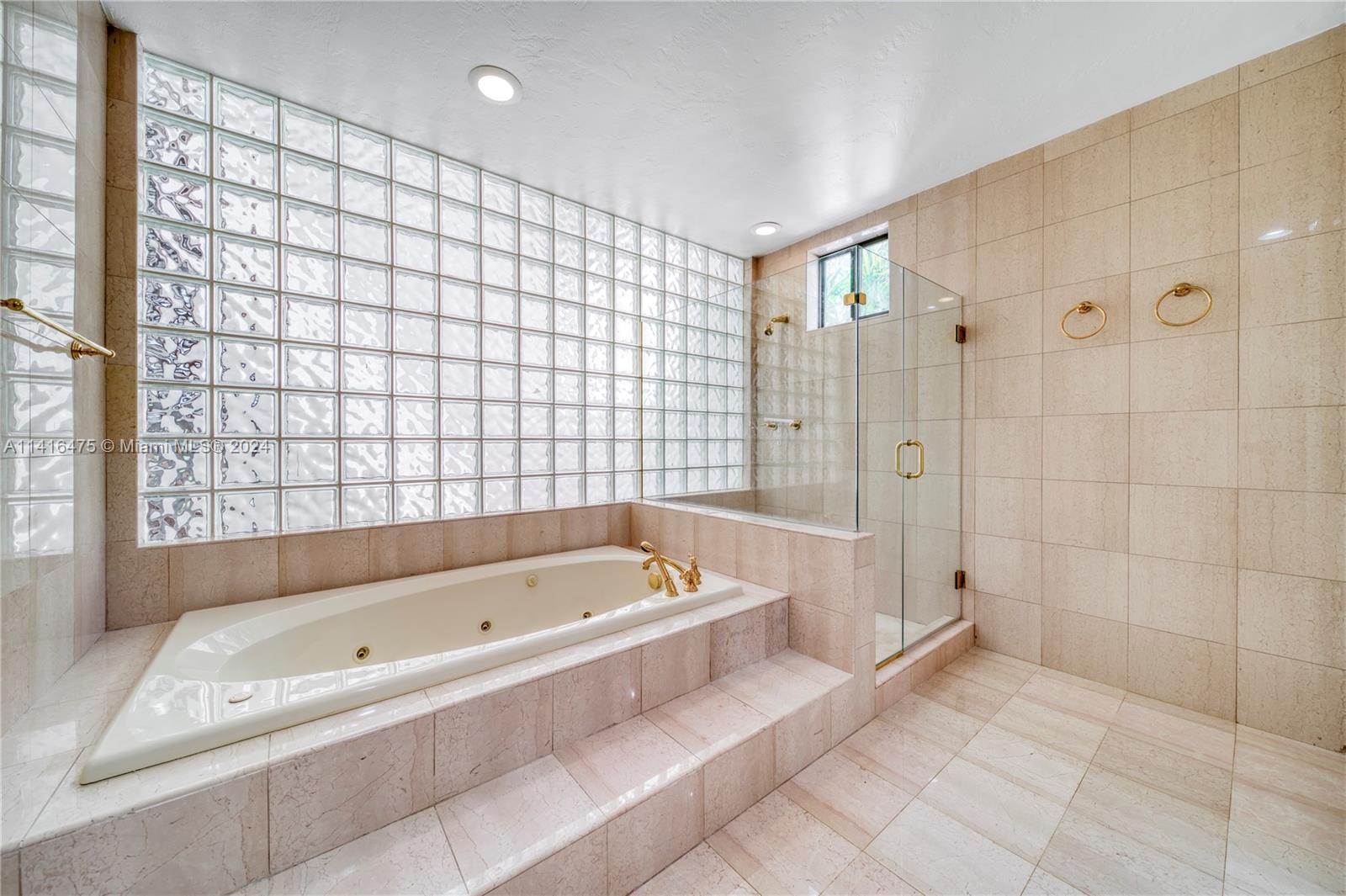 ROYAL HARBOUR YACHT CLUB - Residential