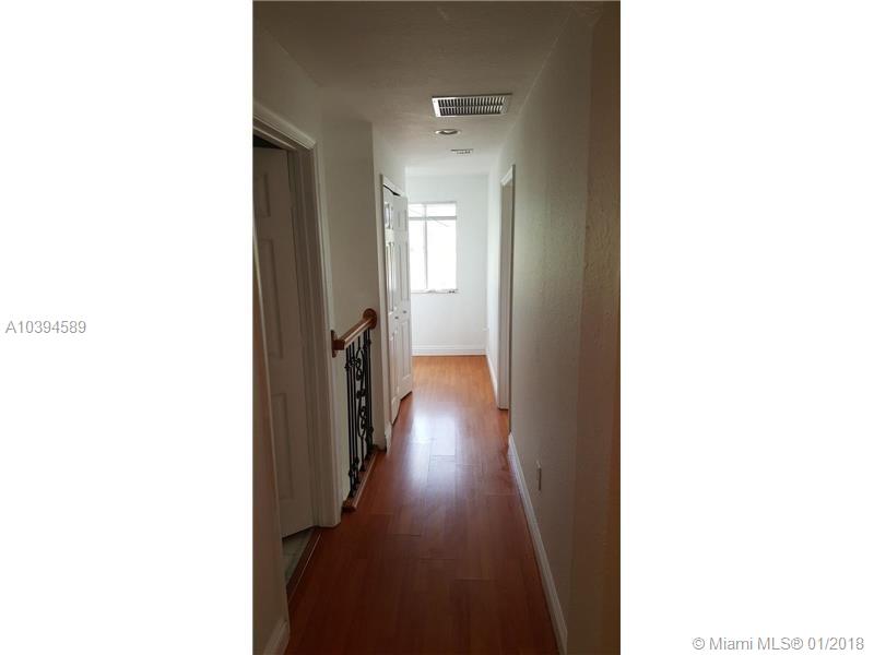 BEAUTIFUL TOWNHOUSE, VERY SPACIOUS,TILE AND WOOD FLOORS, GREAT LOCATION