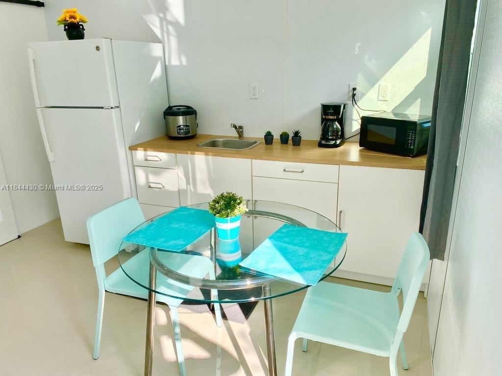 This beautifully remodeled suburban efficiency offers great value with all-inclusive amenities. Rent includes
electricity, water, trash, and sewer services, making it a hassle-free option for you. The house is located with easy
access to highways, parks, and schools, providing both convenience and a family-friendly environment. Enjoy
ample parking right outside your home, ensuring comfort and ease of access. Whether you're commuting, enjoying
outdoor activities, or spending time with family, this home offers the perfect balance of practicality and efficiency.
