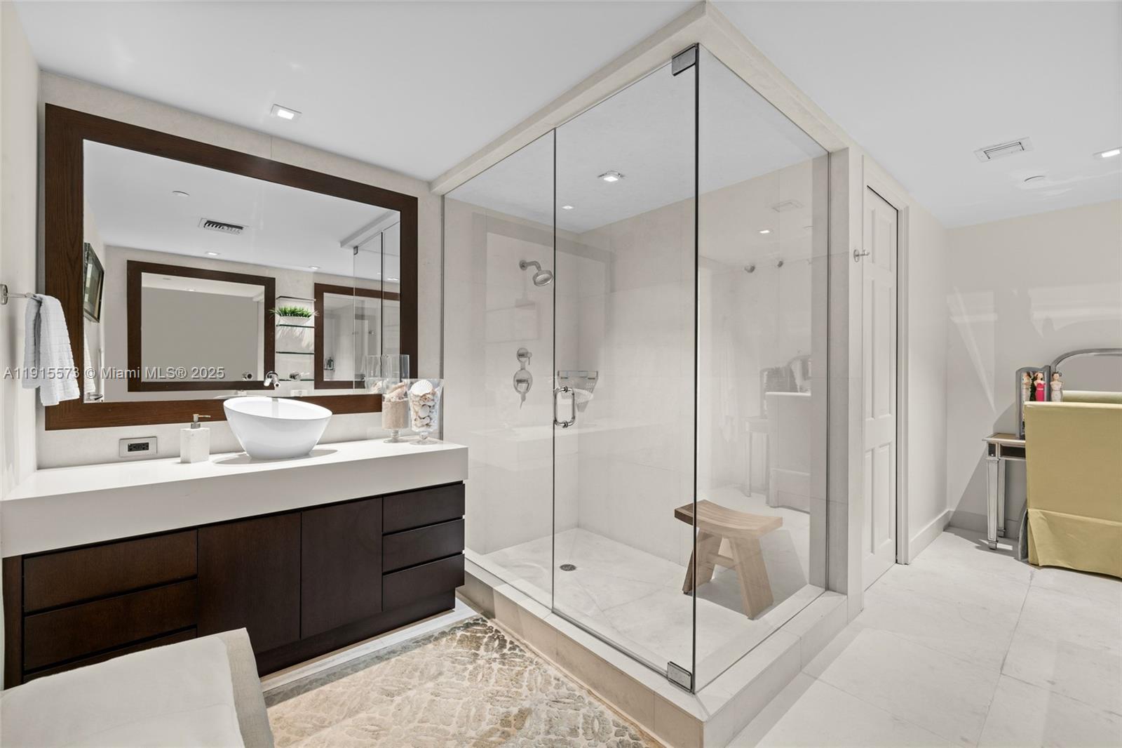 BAYVIEW AT FISHER ISL CON - Residential Lease