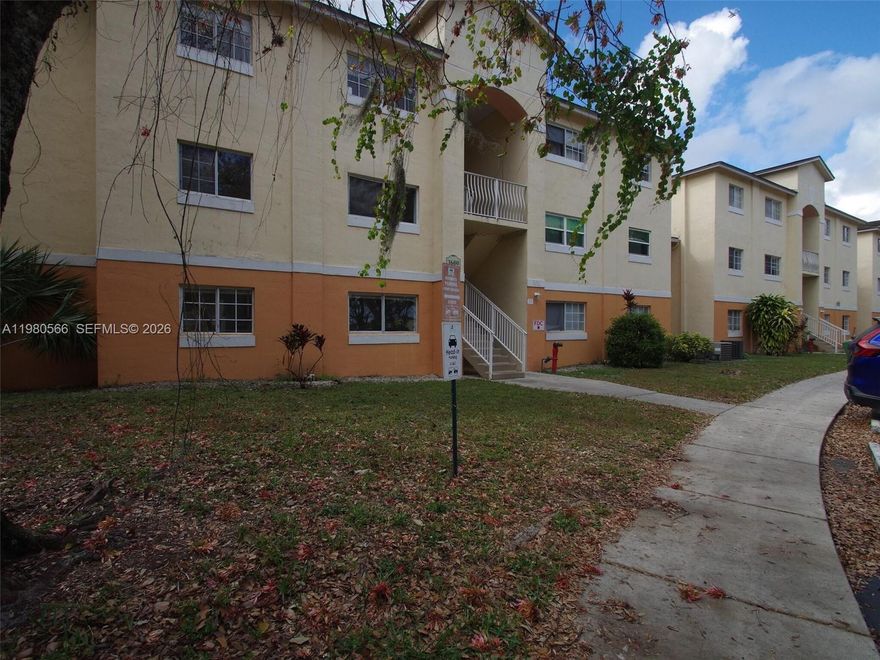*** All Redone 2 Bed/ 1 Bath apartment at Lakewood at Emerald Hills, washer and dryer in the unit, water included, +++ Location *** Brand new tennis Court and pickle ball court. Gated community.