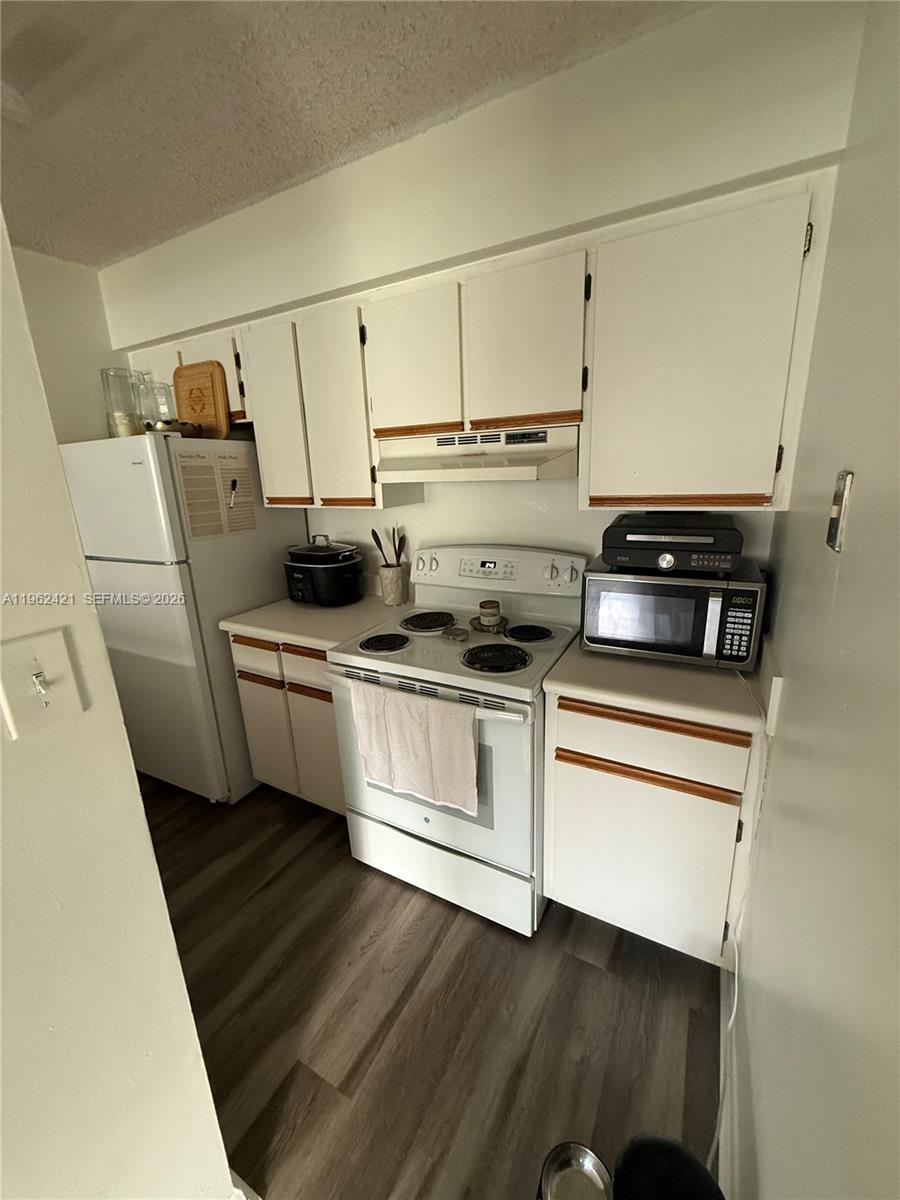 HOLLYWOOD PARC - Residential