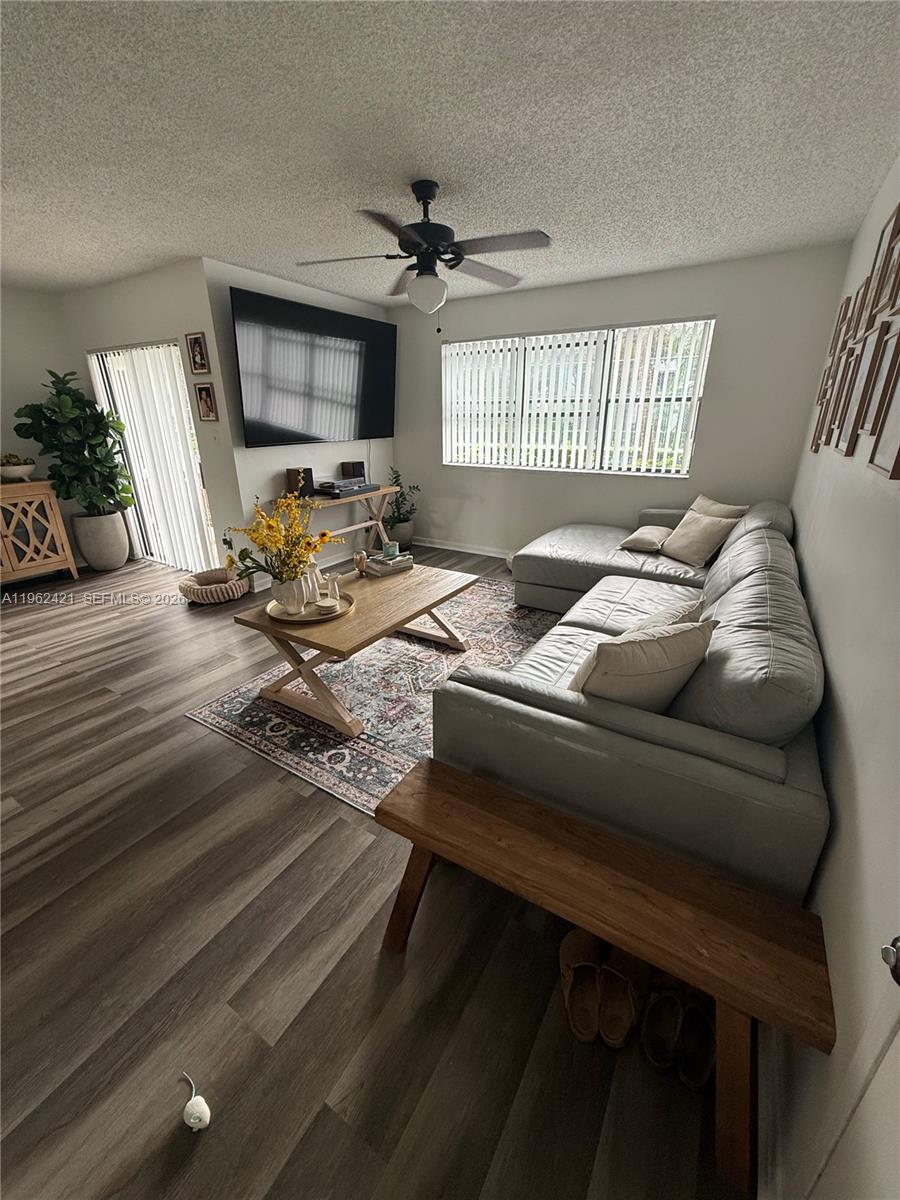 HOLLYWOOD PARC - Residential