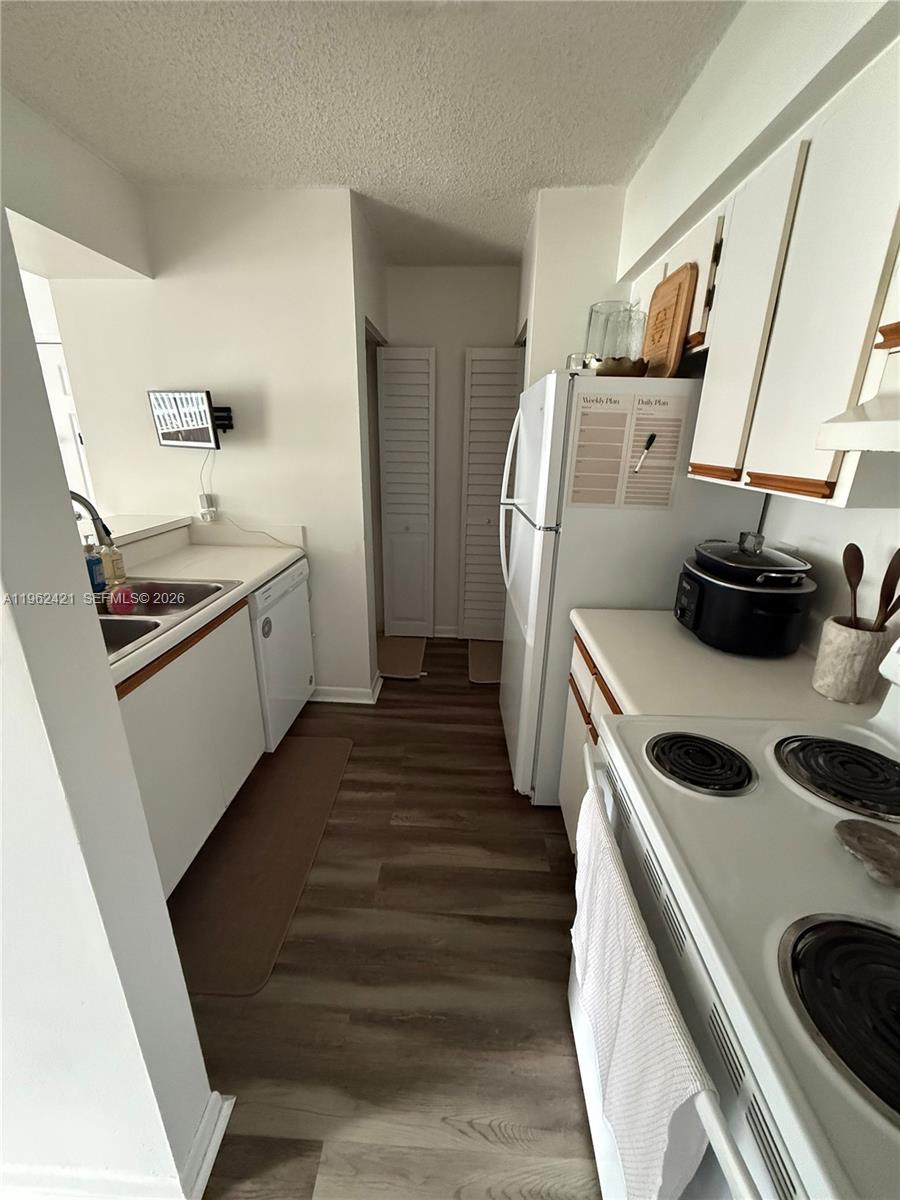 HOLLYWOOD PARC - Residential