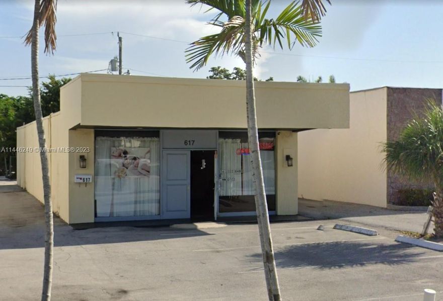 Great location freestanding retail space fronting Northlake Blvd. Great investment opportunity or use for own business. Currently in use for retail service.

Seller is motivated.