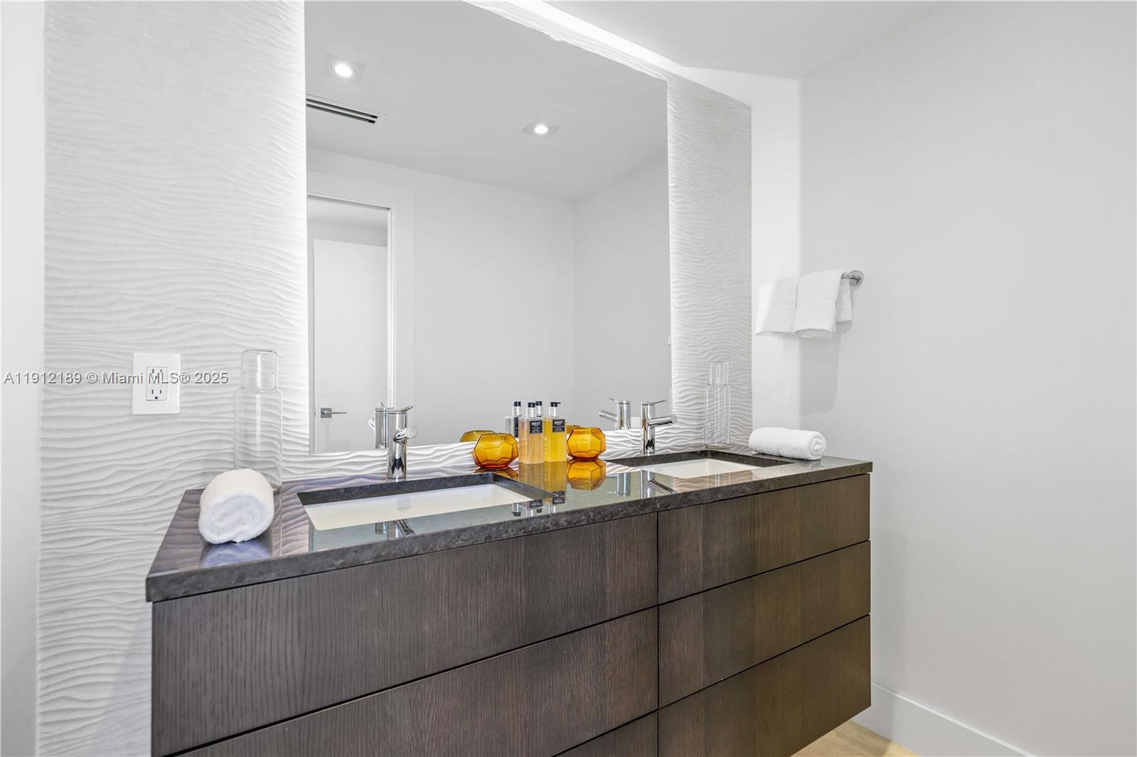 TOWERHOUSE CONDO - Residential