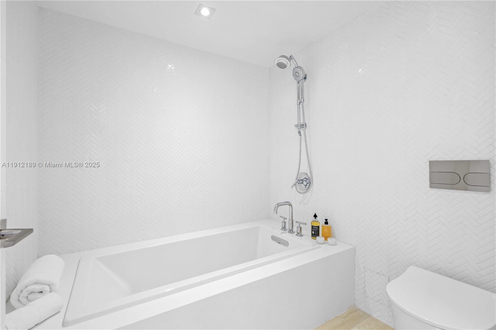 TOWERHOUSE CONDO - Residential