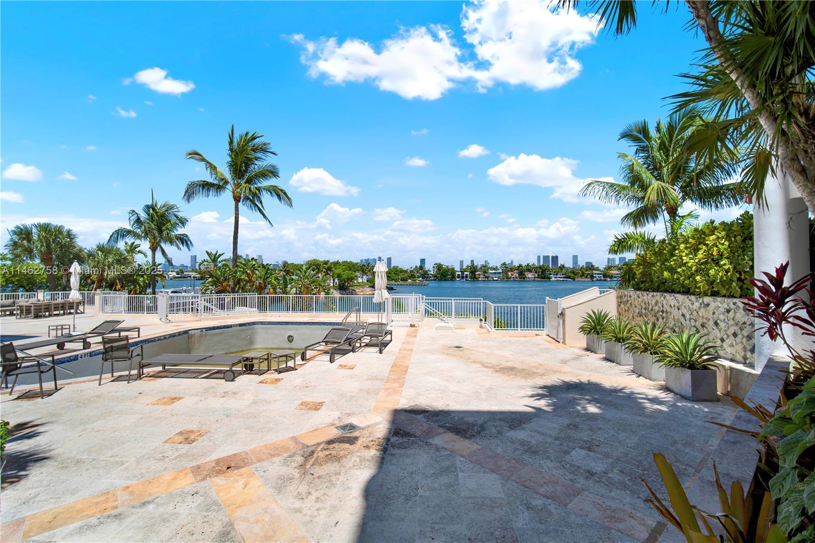 THE VISTAS CONDO - Residential