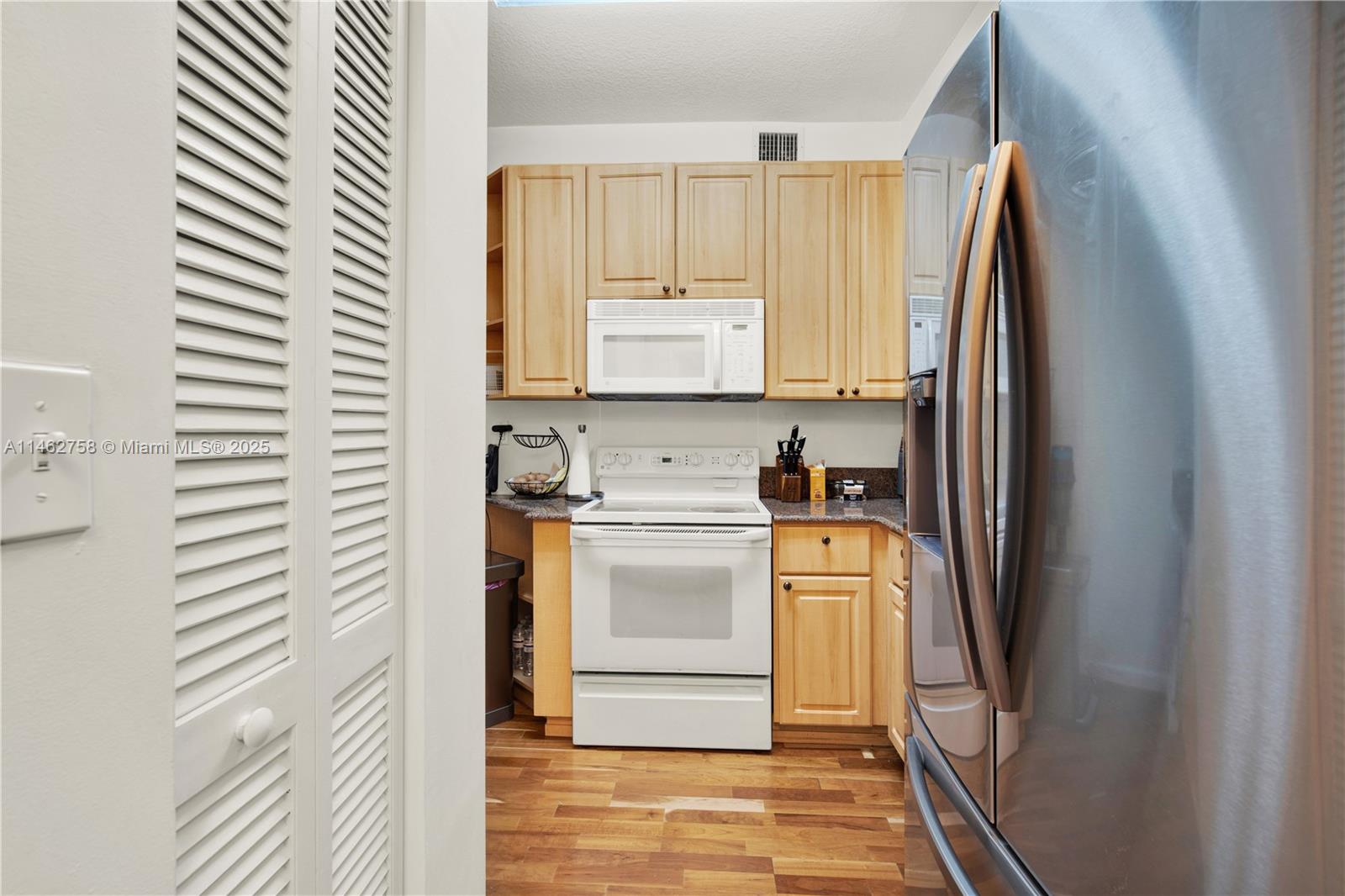 THE VISTAS CONDO - Residential