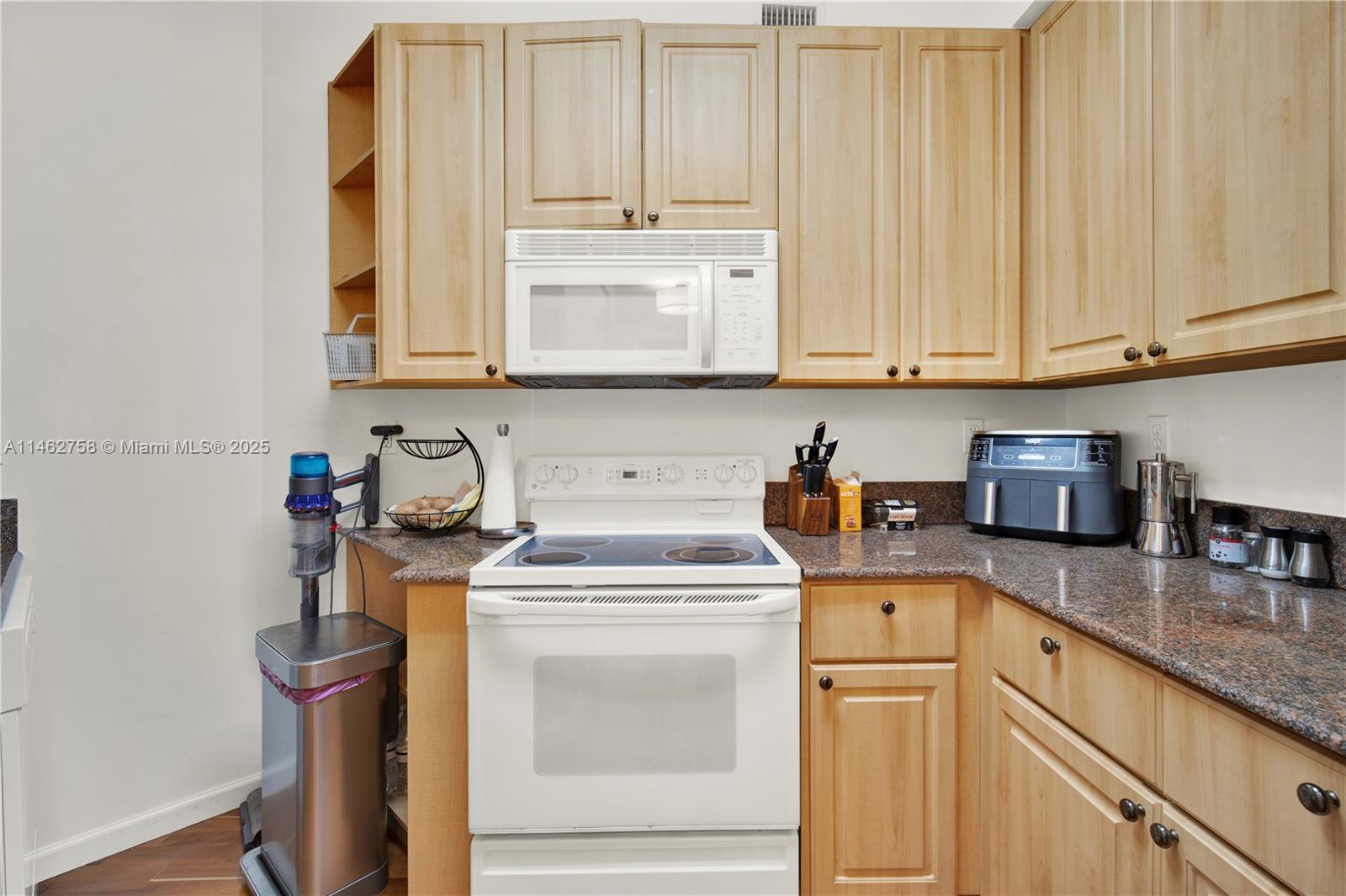 THE VISTAS CONDO - Residential