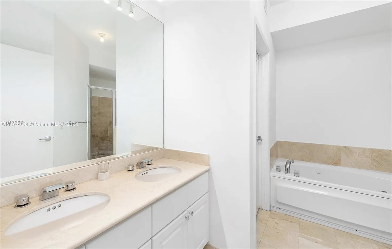 THE VISTAS CONDO - Residential