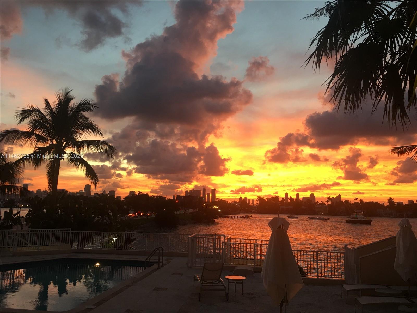 THE VISTAS CONDO - Residential