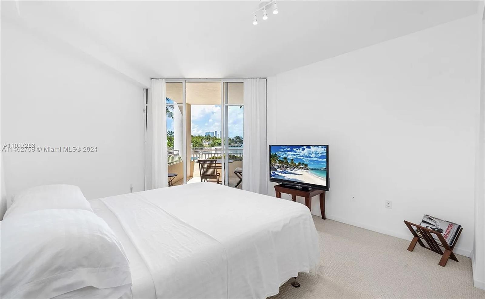 THE VISTAS CONDO - Residential