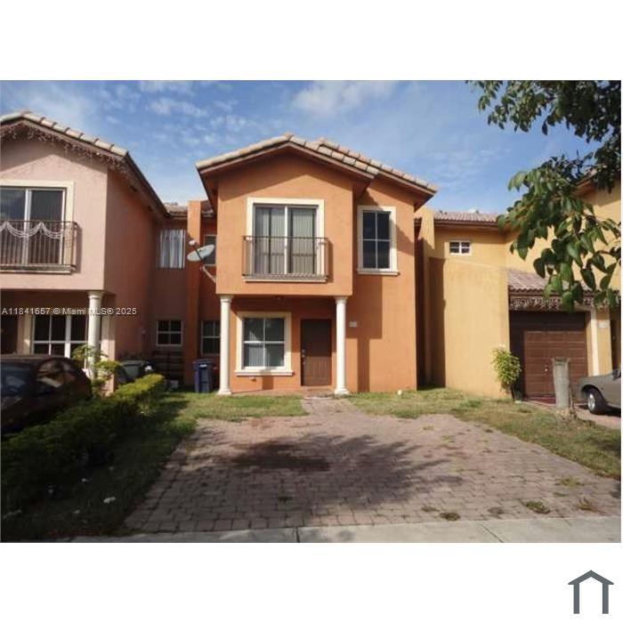 3/2 Spacious townhouse with backyard
Remodeled and spacious townhouse, all tile floors. Washer and dryer inside the unit. Has back yard. Close to shopping center, restaurants, national parks, schools and more.