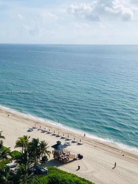 Experience breathtaking ocean views! Your coastal paradise awaits in this luxury 2-bed, 2-bath condo at the elegant Sands Pointe in beautiful Sunny Isles, featuring panoramic vistas of sea & sky from every room. Step onto the oversized balcony—perfect for outdoor entertaining—and watch spectacular sunrises and sunsets. Set on Miami's most coveted beachfront, Sands Pointe delivers premium amenities: tennis court, expansive pool deck with multiple lounging areas, sauna, valet parking, 24-hour concierge & security, and private beach service.
