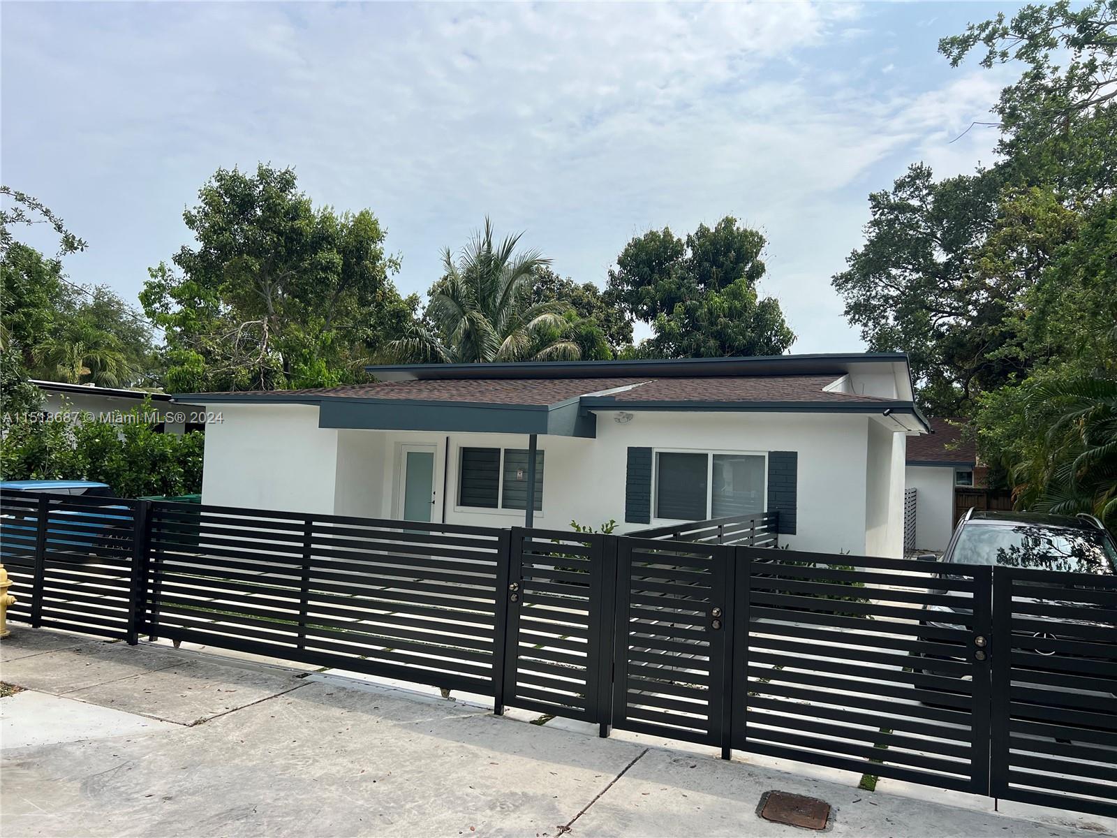 Welcome to this spacious and luminous duplex located in a desirable neighborhood. This charming home features 3 bedrooms, 3.5 bathrooms, including a luxurious master bedroom with its own ensuite bathroom. The generously sized kitchen offers a comfortable layout with a beautiful countertop and a convenient breakfast counter for casual dining.
Enjoy the Florida room with a laundry area, perfect for relaxing or taking care of chores. Outside, you'll find a large private patio and an open porch gate, ideal for outdoor gathering or simply enjoying the fresh air. With parking space up to three cars, this duplex provides both comfort and convenience for its residents.